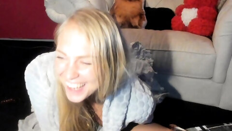 Amateur Webcam Cute Teen Plays Solo With Big Dildo